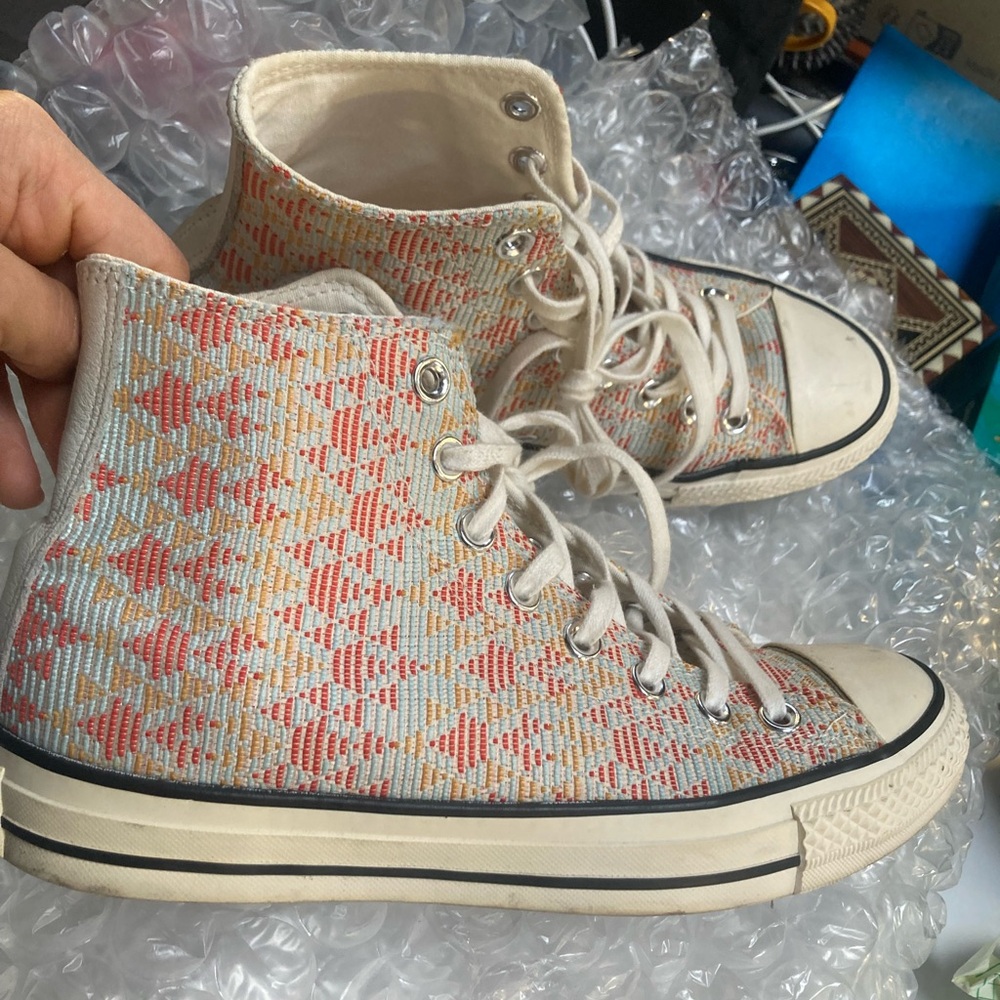 Like new women’s 8.5 high top Converse - Picture 1 of 13